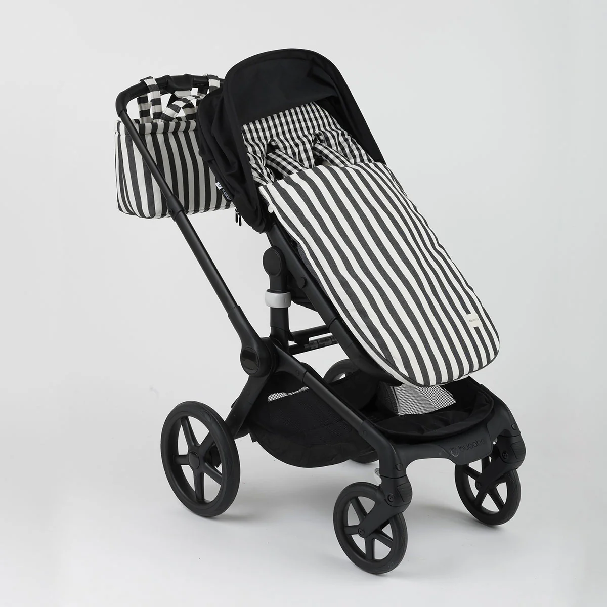 Carry - Black + White - Image 3